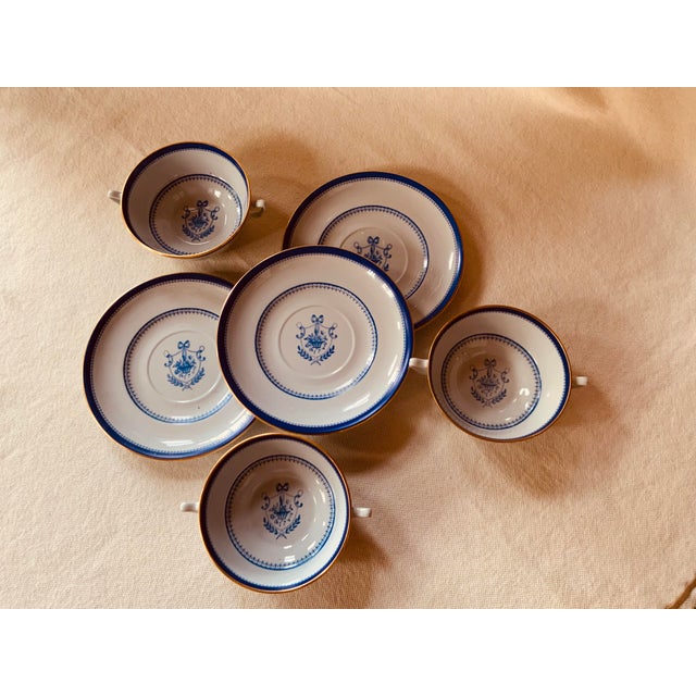 Blue Copeland Spode Heritage Pattern Trio of Double Handled Soup Bowls & Saucers - Chinoiserie Blue & White With English Armorial Crests For Sale - Image 8 of 12