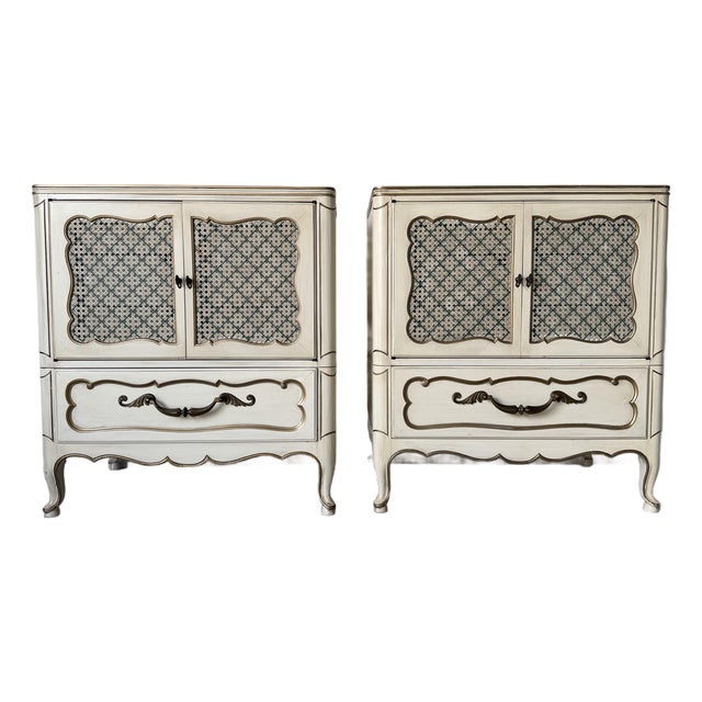 Vintage Grosfeld House French Provincial Louis XV Style Cane & Lacquered Nightstands – Pair For Sale