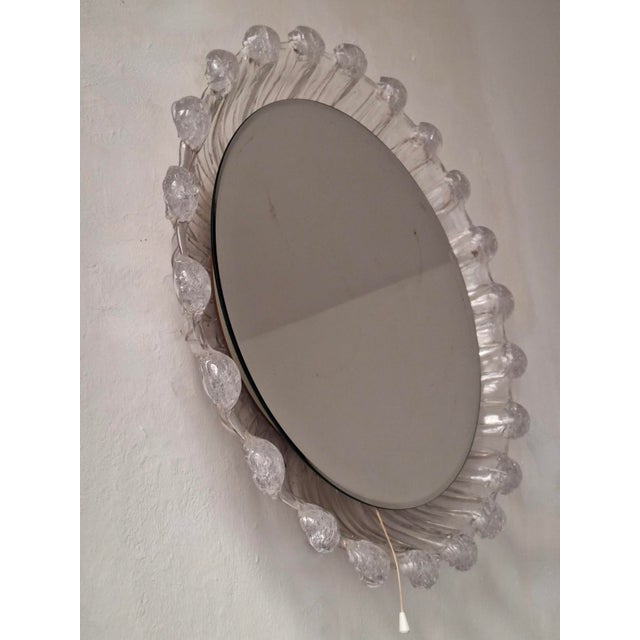 Mid-Century Modern Large Illuminated Circular Beveled Wall Mirror in Melted Ice Acrylic Glass, 1970s For Sale - Image 3 of 12