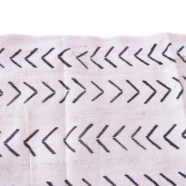 African Early 20th Century White Mudcloth Textile Mali 59x43 Inch For Sale - Image 3 of 4