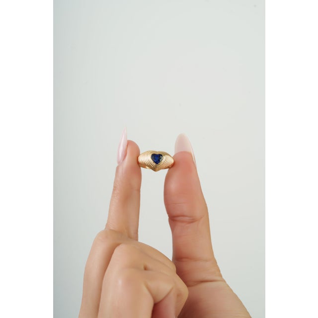 Contemporary 14k Gold Fluted Vintage Dome Ring Size 4 With Heart-Cut Blue Sapphire For Sale - Image 3 of 18