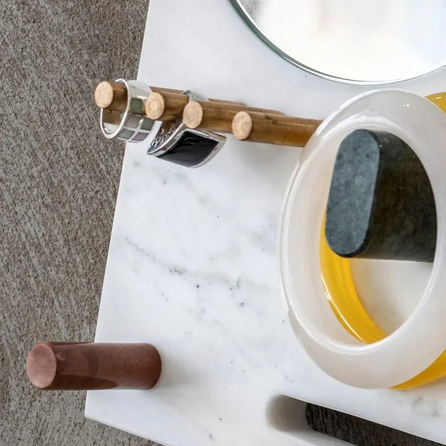 Lunate in white marble Carrara is an exhibitor for joys, where you can mention and store necklaces, rings, bracelets....