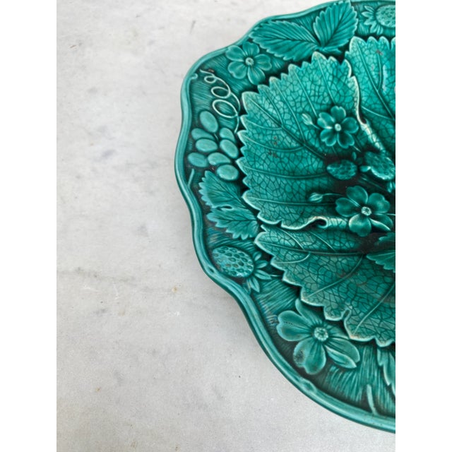 Late 19th Century 19th Century English Green Majolica Strawberry Platter For Sale - Image 5 of 8