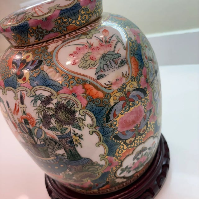 Chinoiserie Late 20th Century Famille Rose Chinese Porcelain Ginger Jar With Gold Detailing & Wooden Stand For Sale - Image 3 of 13