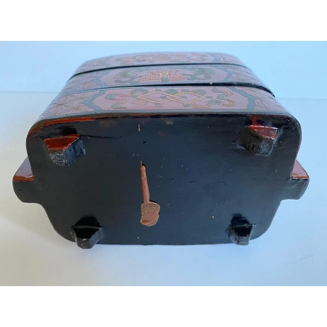 Early 20th Century Vintage Hand Painted Chinese Lunch Box With Blue White Ceramic Insert For Sale - Image 9 of 12