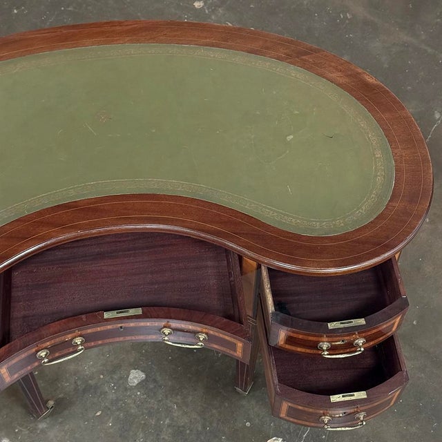 Wood 19th Century French Louis XVI Kidney-Shaped Mahogany Leather Top Desk For Sale - Image 7 of 18