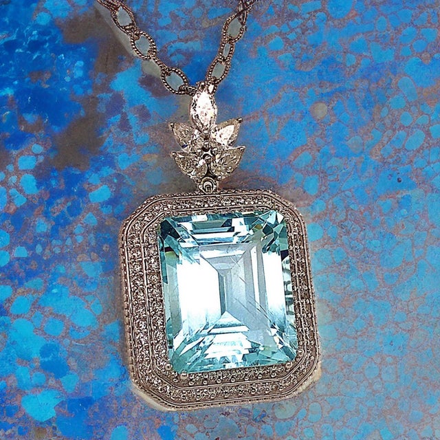 2010s Natural Aquamarine Diamond Gold Necklace 27 TCW GIA Certified For Sale - Image 5 of 14