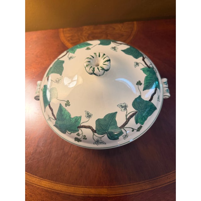 Ceramic 1950s Wedgwood Napoleon Ivy Queensware Covered Serving Bowl 9.5" For Sale - Image 7 of 13
