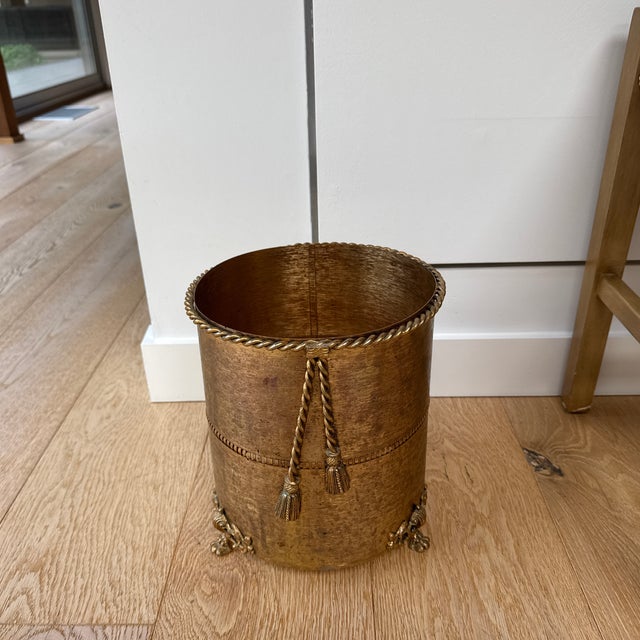 Hollywood Regency Midcentury Hollywood Regency Gold Tone Wastebasket With Rope and Tassel Detail and Claw Feet For Sale - Image 3 of 8