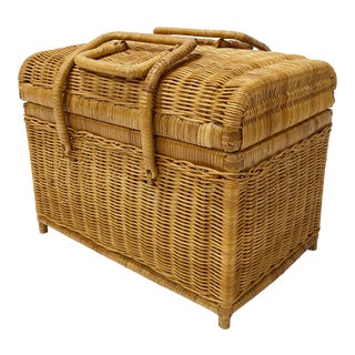 Lidded Wicker Picnic Basket With Handles