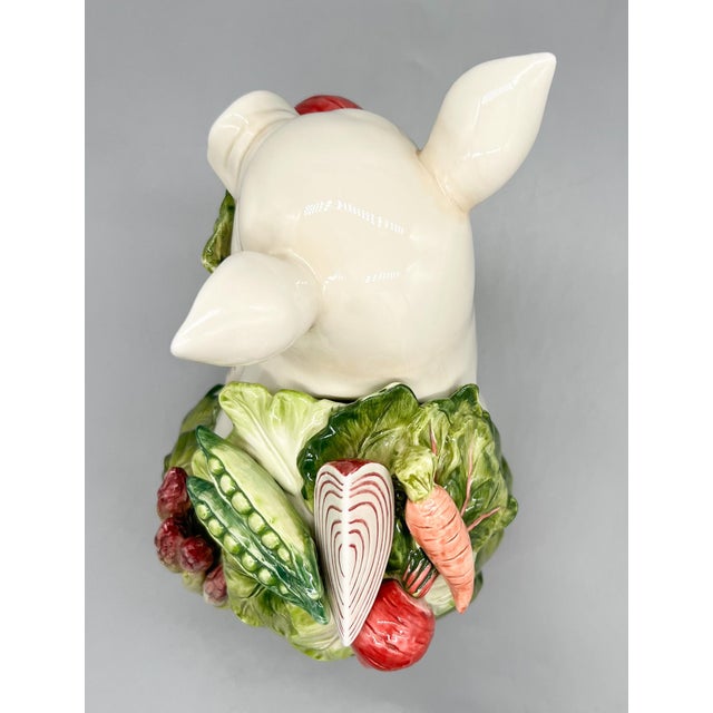 Fitz & Floyd French Market Pig Lidded Jar With Vegetables – Whimsical Farmhouse Kitchen Decor - Farmhouse, French Country, Cottagecore For Sale - Image 12 of 15