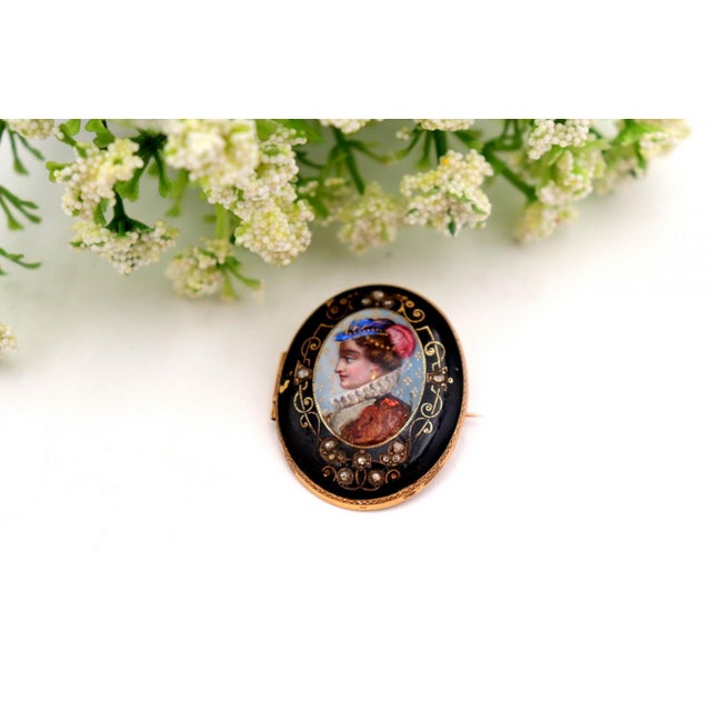 Gold Brooch with Figure of Ancient Lady For Sale - Image 4 of 7