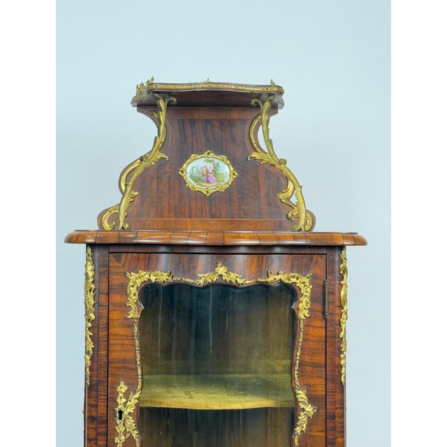 1920s 19th Century French Rosewood & Marquetry Louis XV Style Bombe Vitrine Bronze Ormolu Curio Cabinet Hand Painted Porcelain Plaques Home Decor For Sale - Image 5 of 7