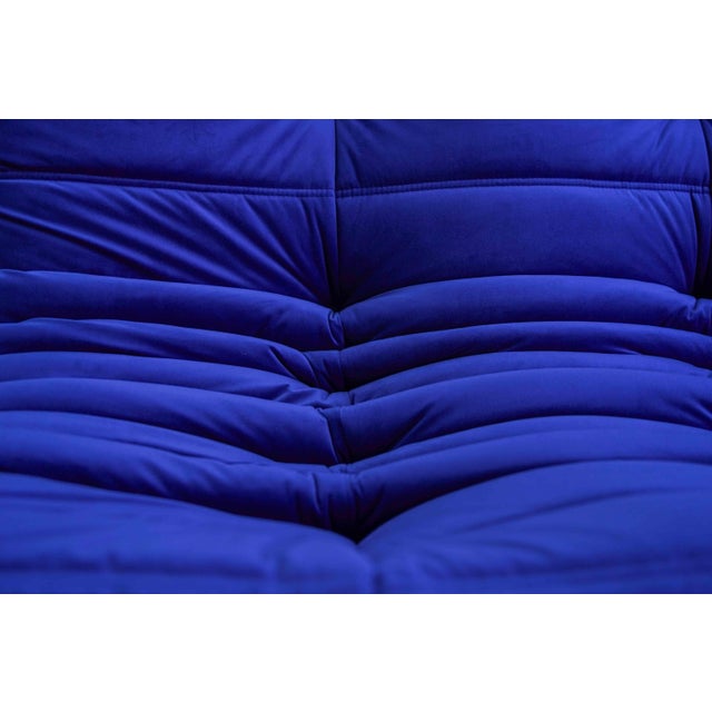 Togo Living Room Set in Velvet Blue by Michel Ducaroy for Ligne Roset, 1979, Set of 5 For Sale - Image 3 of 18