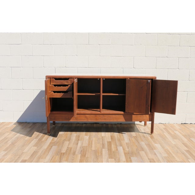 1970s 1970s Dunbar Mid-Century Modern Walnut Credenza / Sideboard With Travertine Top For Sale - Image 5 of 18
