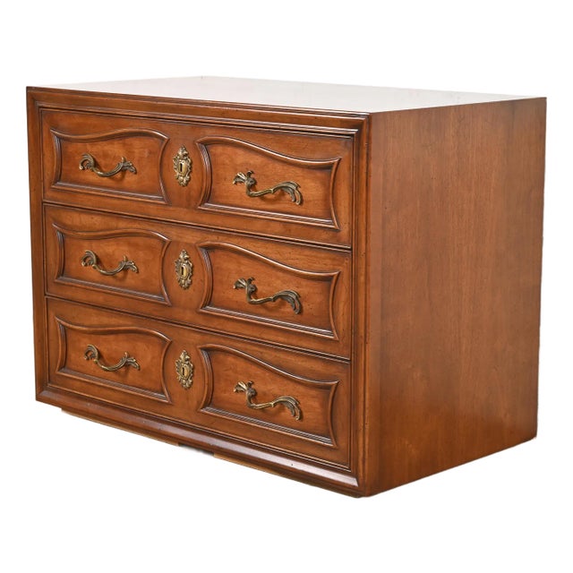 Henredon French Provincial Louis XV Carved Walnut Chest of Drawers, Circa 1960s For Sale