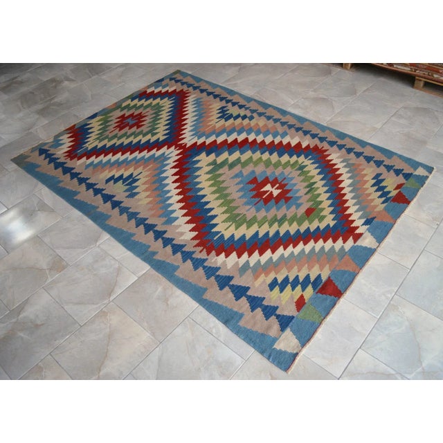 Dimensions: 73" x 108" or 6'1" x 9' Excluding fringe / Metric : 186 cm x 275 cm Material : wool on wool Condition: Used in...