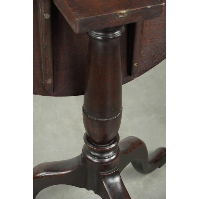 Round Antique English Tilt-Top Table/Side Table from the Early 19th Century with a Patina. For Sale - Image 13 of 15