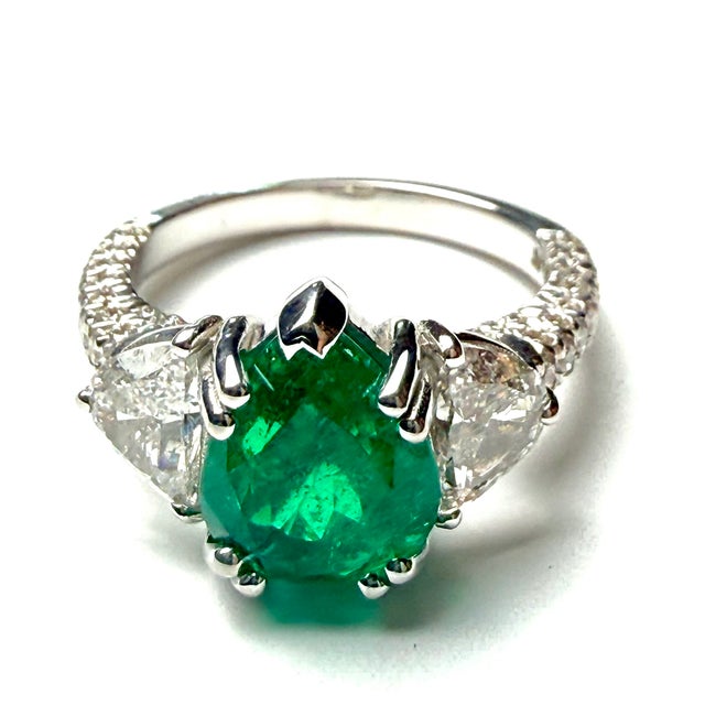 Modern Gia Certified Colombian Pear Emerald Diamond 3.35 Carat 18 Karat Gold Ring, Size 6.25 For Sale - Image 3 of 9