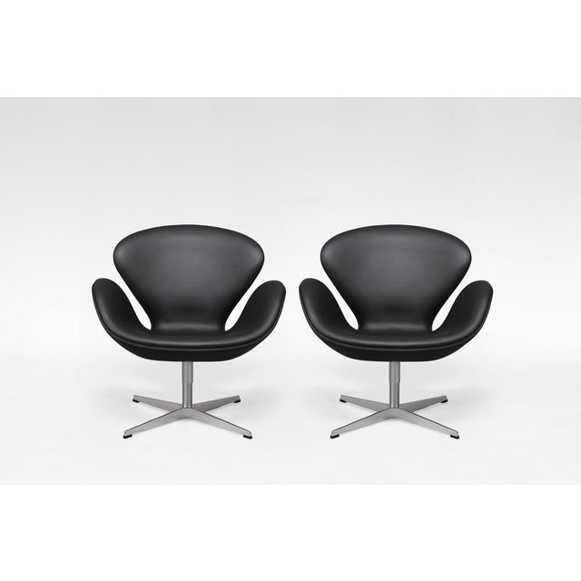 Metal Vintage Swivel Swan Chairs in Black Leather by Arne Jacobsen for Fritz Hansen, 1950s, Set of 2 For Sale - Image 7 of 7