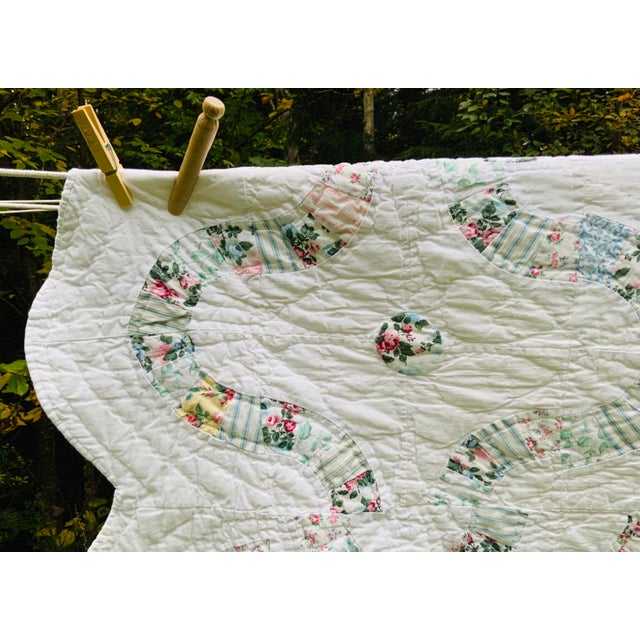 Textile 1940s Vintage All-Cotton Hand-Stitched Double Wedding Ring Scalloped Quilt For Sale - Image 7 of 18