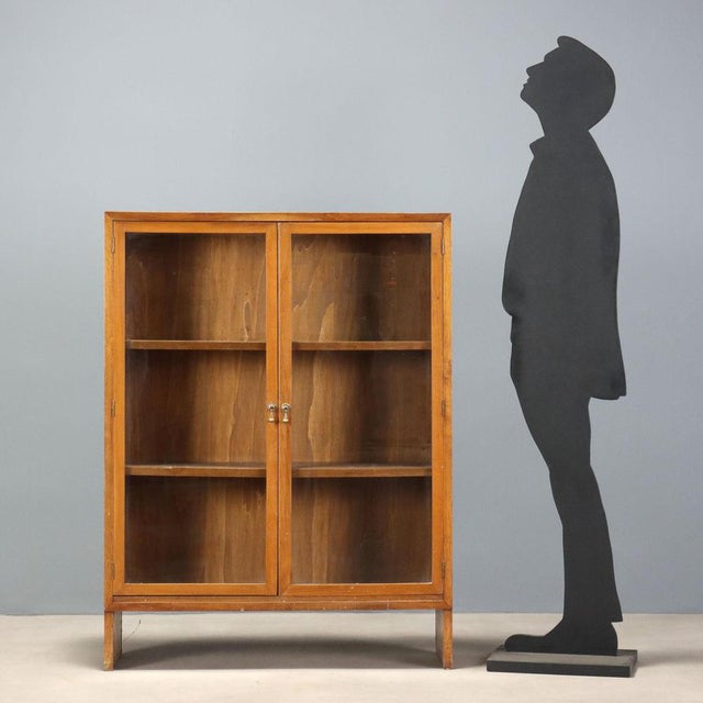 A 1950s-style display cabinet, crafted in Italy with walnut veneer. This elegant piece stands out for its simple yet...