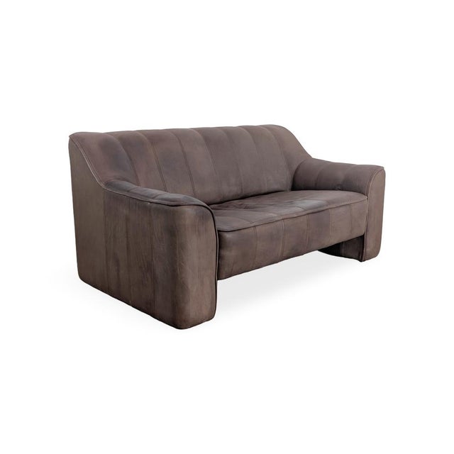 We are offering one of two high-quality DS44 two-seater sofas by de Sede with a beautiful patina for sale. The traditional...