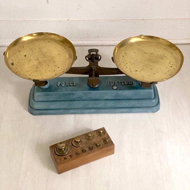 Vintage blue enamel Roberval balance One weight is missing (see photos)