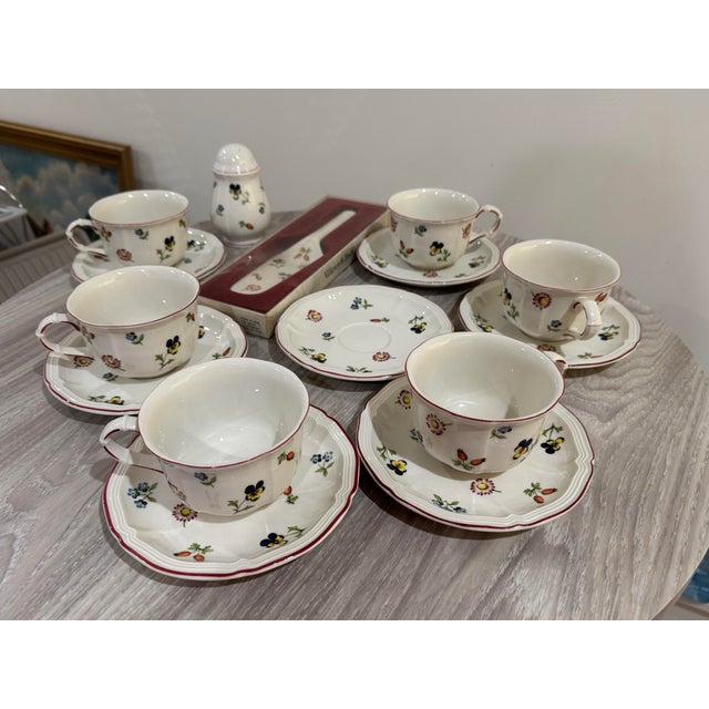 American 1980s Villeroy & Boch Petite Fleur Tea Cups & Pie Server Set For Sale - Image 3 of 12