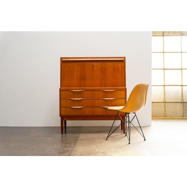 This elegant vintage design secretary from the 1960s was designed by Erling Torvits for Klim Møbelfabrik and impresses...