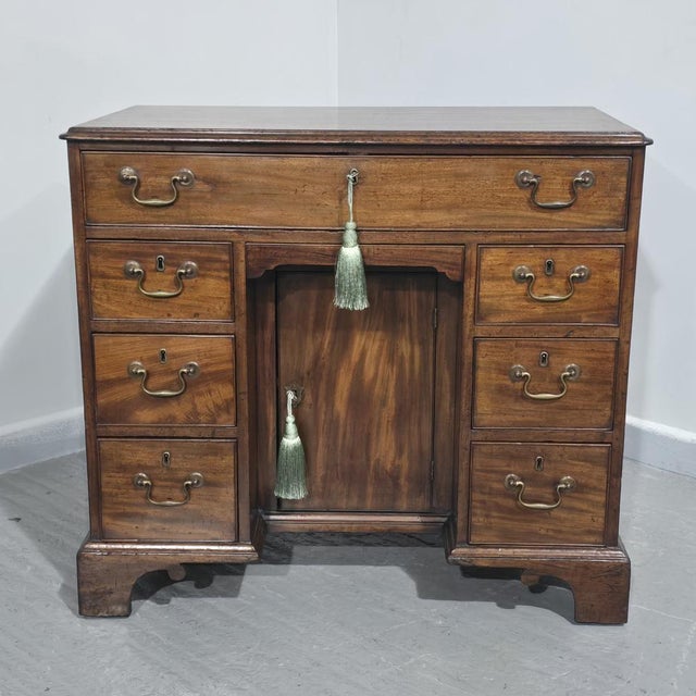 Excellent quality Georgian mahogany kneehole desk, oak lined drawers, working keys, in excellent overall condition. 33.5"...