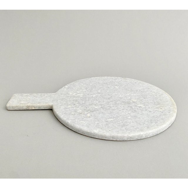 Contemporary White Marble Charcuterie Cutting Board with Handle For Sale - Image 3 of 4