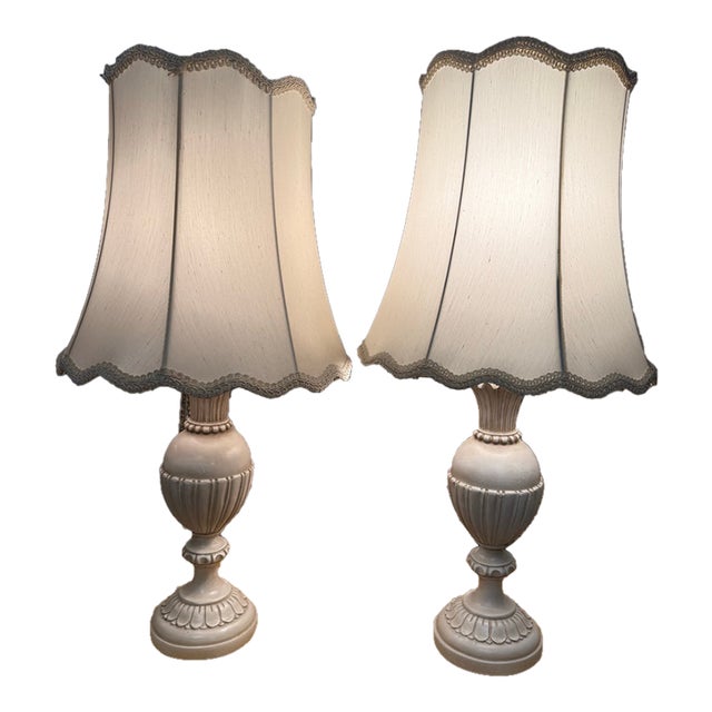 Charming Neoclassical Hollywood Regency Table Lamp Pair For Sale