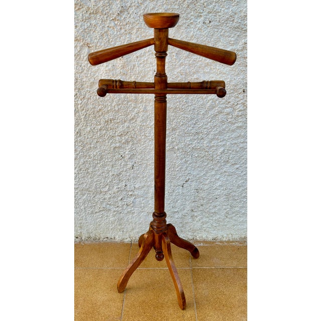 Elegant Spanish gentleman’s valet stand dating from the mid-20th century. Designed to keep clothing neatly organized, it...