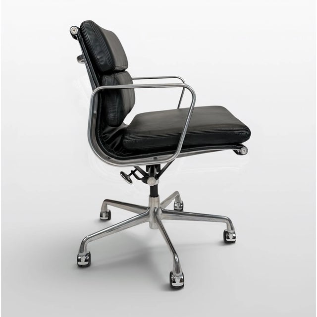 Herman Miller Herman Miller Eames Aluminum Group Soft Pad Management Chair – Black Leather For Sale - Image 4 of 11