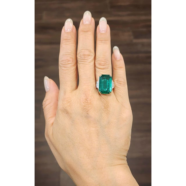 This exquisite cocktail ring is expertly crafted in platinum, featuring a striking green natural emerald as its...