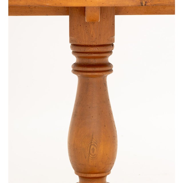 American Circular Pine Wood Pedestal Table For Sale In New York - Image 6 of 8