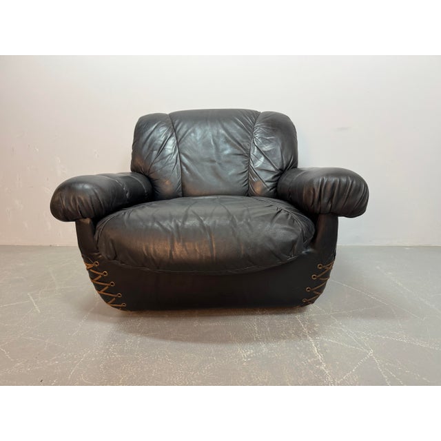 Mid-Century Modern Large Italian Space Age Postmodern Black Leather Lounge Chair with Brass Buttons and Cord Lacing from Busnelli, 1970s For Sale - Image 3 of 14