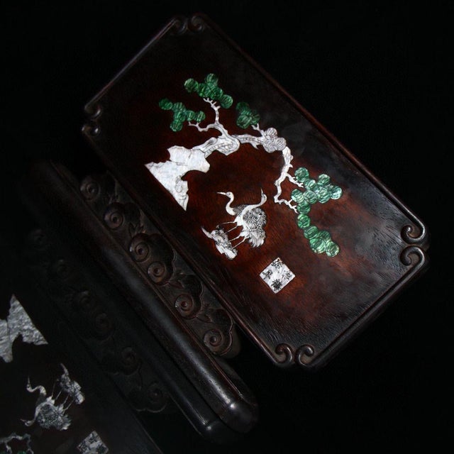 1990s Vintage Chinese Rosewood Table Screen With Mother-of-Pearl Inlay – "Pine & Crane" Motif For Sale - Image 5 of 9