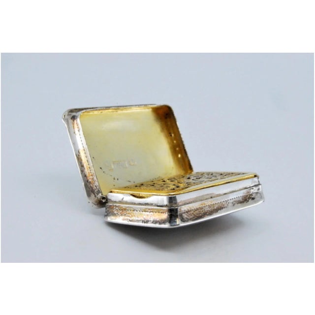 George IV Silver and Gold Vinaigrette Box with Lid Engraving and Friezes For Sale - Image 3 of 9