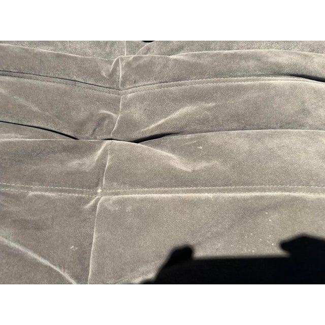 Ligne Roset Togo Sofa – Modern Tufted Lounge Seating in Gray Velvet For Sale In Chicago - Image 6 of 7