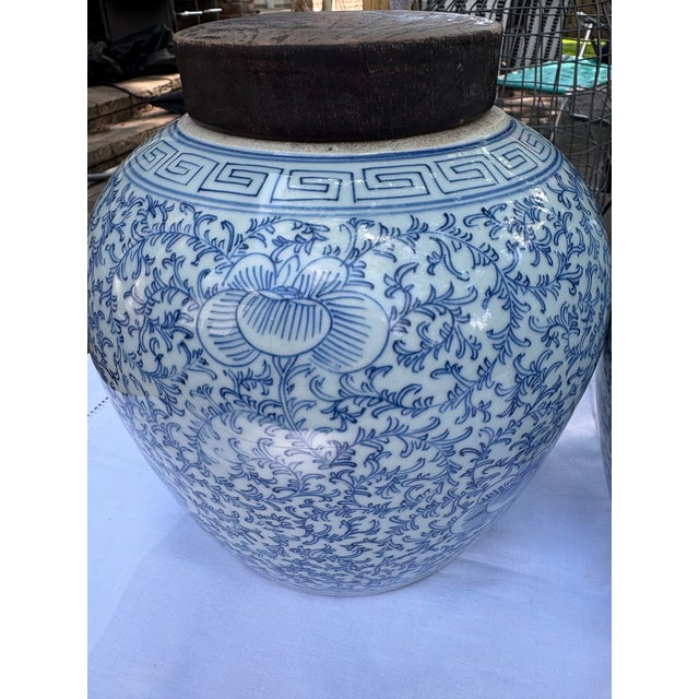 Late 19th Century Pair of Ginger Jars Exhibit Classic Blue & White Chinoiserie Patterns: Highly Sought After Collectible :Qing Dynasty Characteristics For Sale - Image 5 of 6