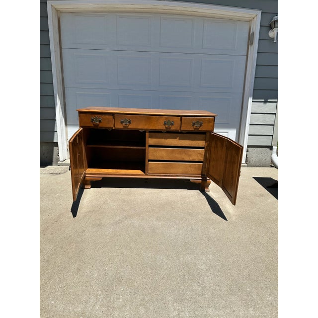 Vintage 1960s Ethan Allen by Baumritter Solid Maple Hutch & Buffet Set – Early American Collection, Nutmeg Maple Finish For Sale - Image 9 of 11