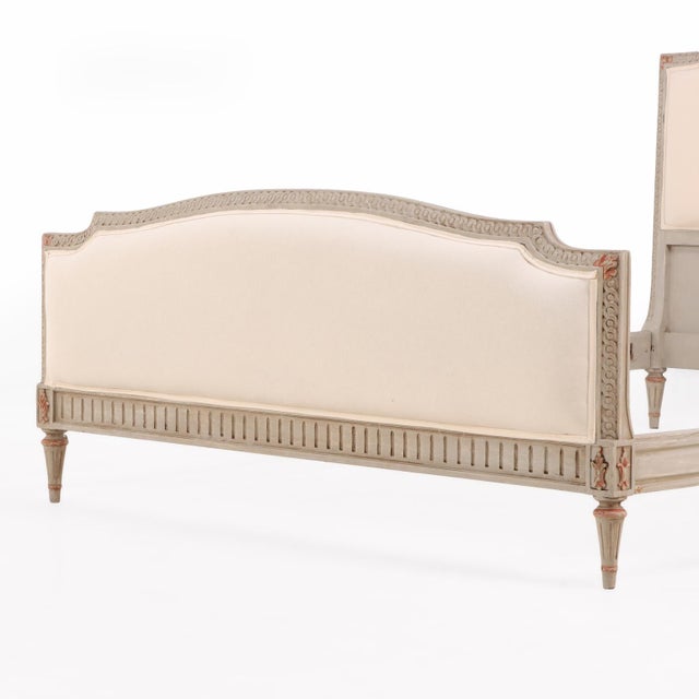 A French Louis XVI Style Painted Queen Bed, C. 1940. For Sale In Philadelphia - Image 6 of 7
