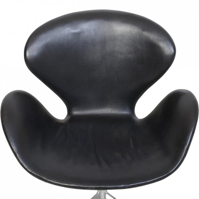 Vintage Swan Chair in Black Leather by Arne Jacobsen, 1964 For Sale - Image 3 of 18