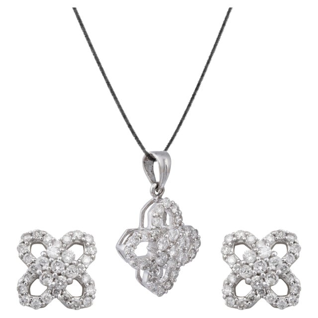 Diamond wt 1.30cts gold net wt 4.757gm(18k) its very hard to capture the true color and luster of the stone, I have tried...