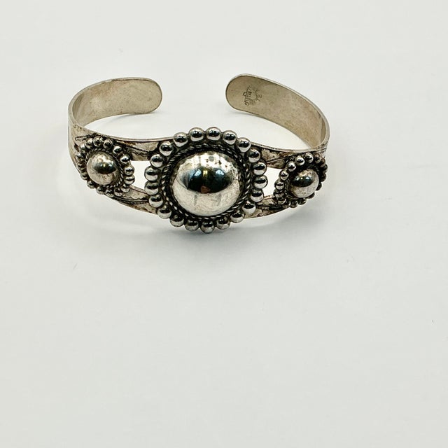 American 1950s Vintage Southwestern American Navajo Bell Trading Co. Sterling Cuff Bracelet. For Sale - Image 3 of 13