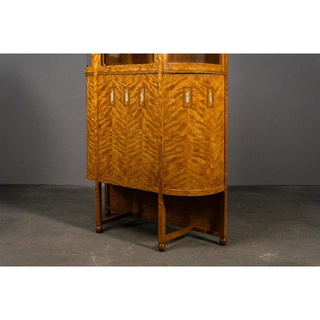Art Deco Display Case in Birch For Sale - Image 12 of 18