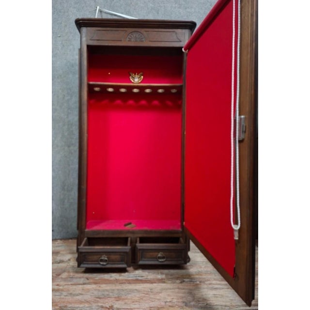 Display Cabinet in Stained Wood – Red Upholstered Interior – 20th Century An elegant display cabinet in stained wood,...