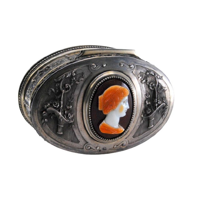 Jewelry Box in Embossed Silver with Flower Baskets Surrounding Cameo Card and Hinged Lid For Sale - Image 11 of 11